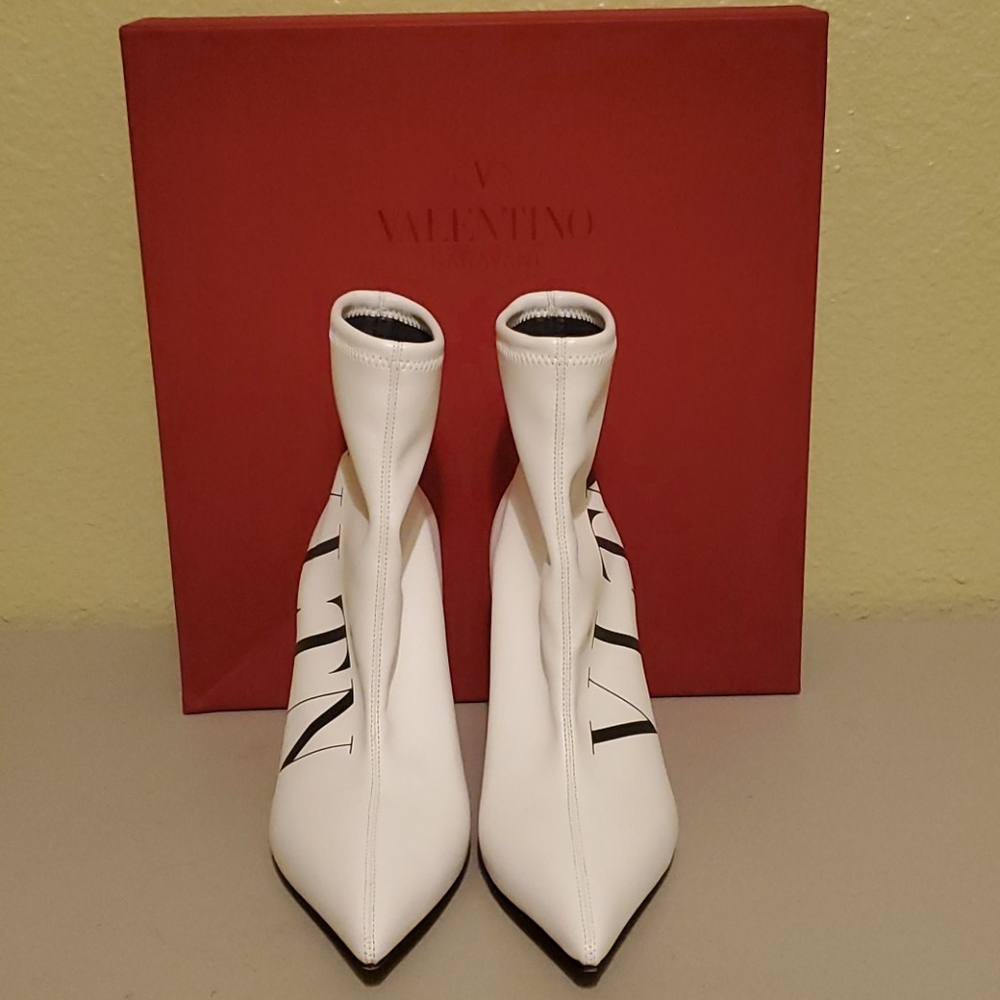 Authentic Valention logo boots. - Picture 7 of 8